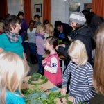 Kinder basteln Adventskränze