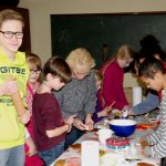 Kinder gestalten selbst Süßigkeiten